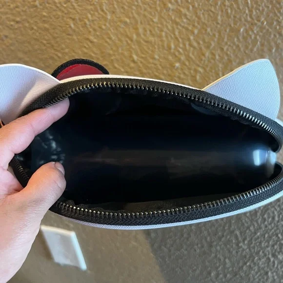 Crème shop hello Kitty make up bag - Picture 2 of 3